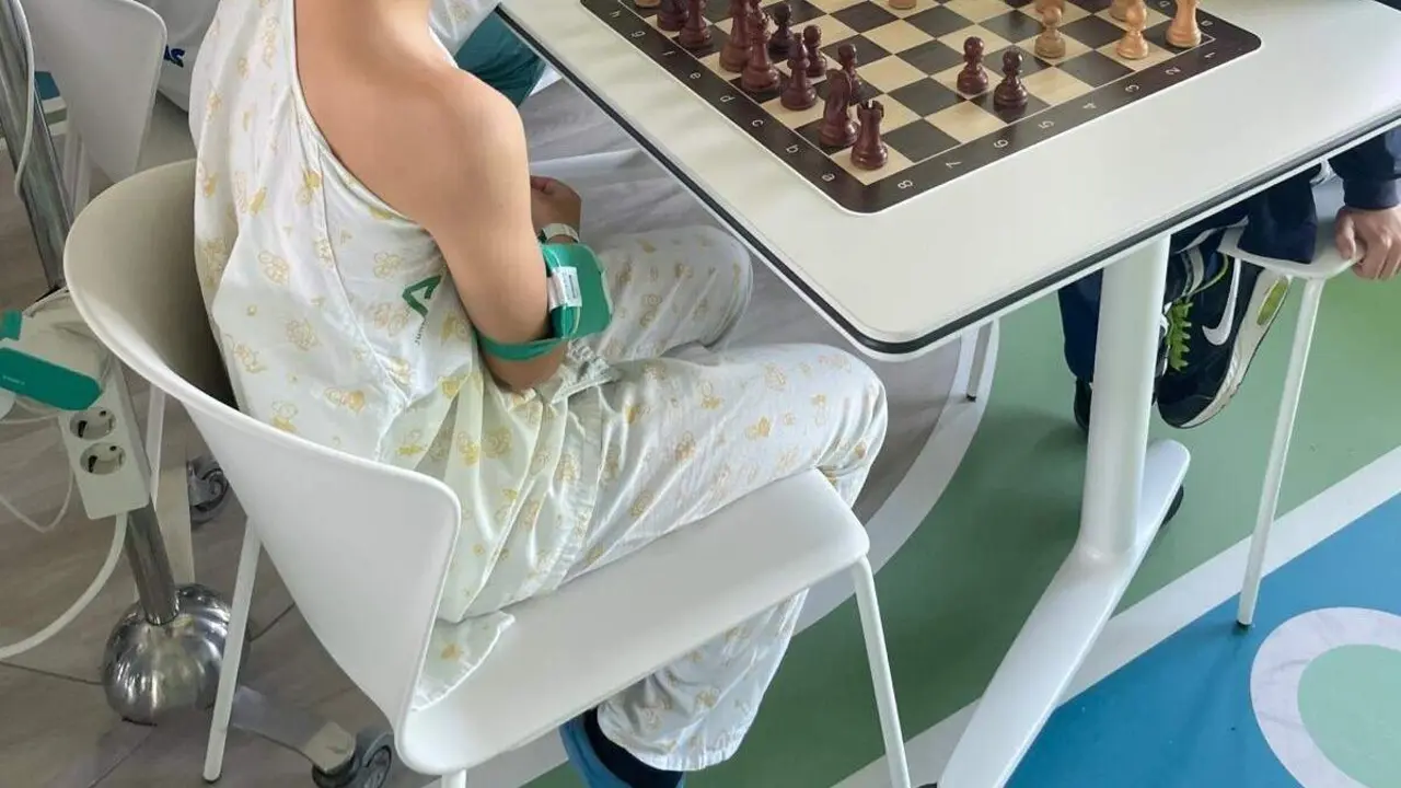 Ni&ntilde;o jugando al ajedrez. / JUNTA DE ANDALUC&Iacute;A