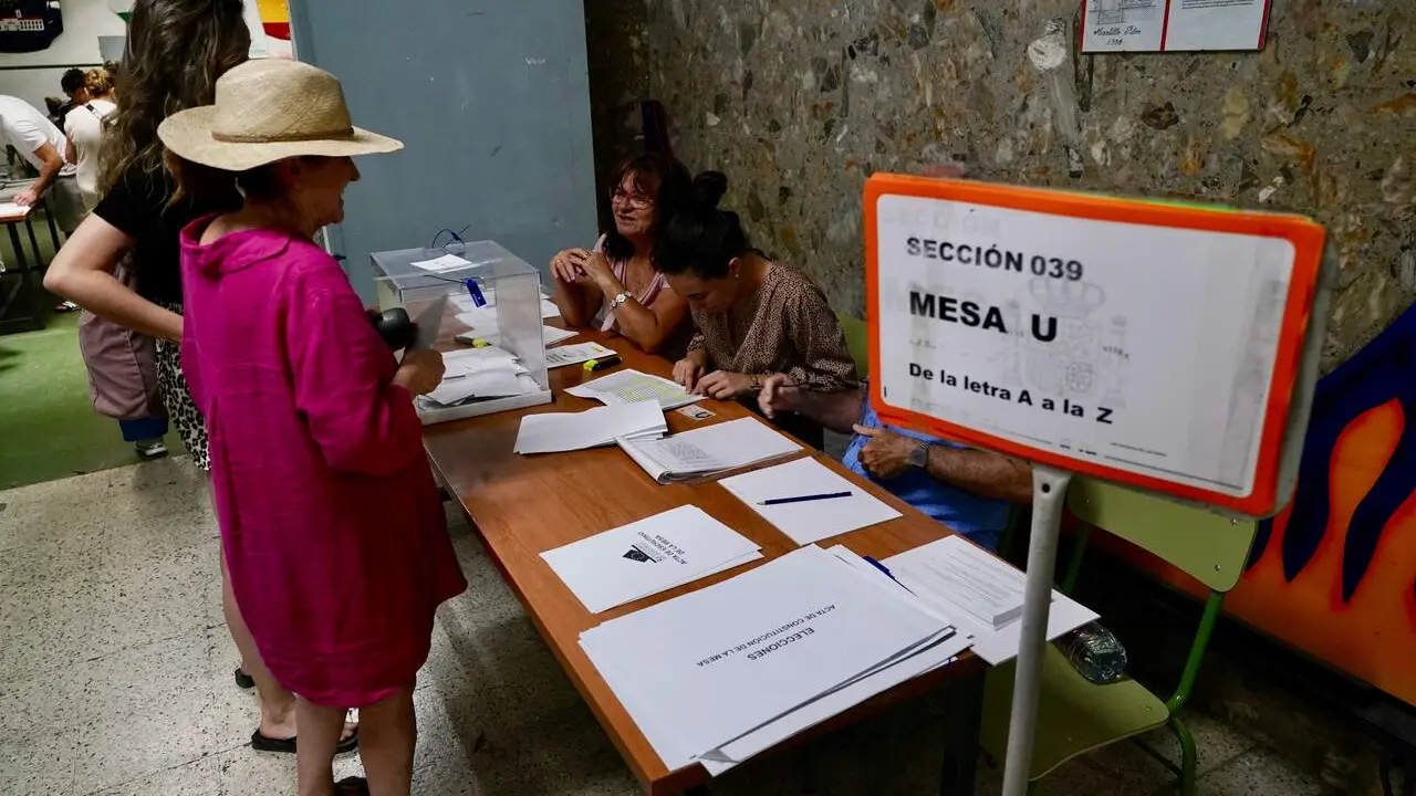 Detalle de una mesa electoral en M&aacute;laga. | Europa Press.
