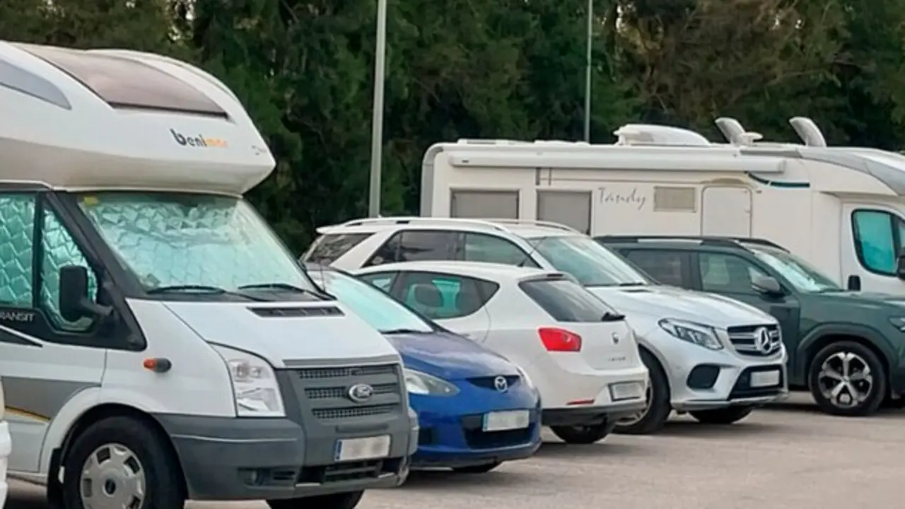 Autocaravanas en las cercan&iacute;as del Hospital./CSIF.