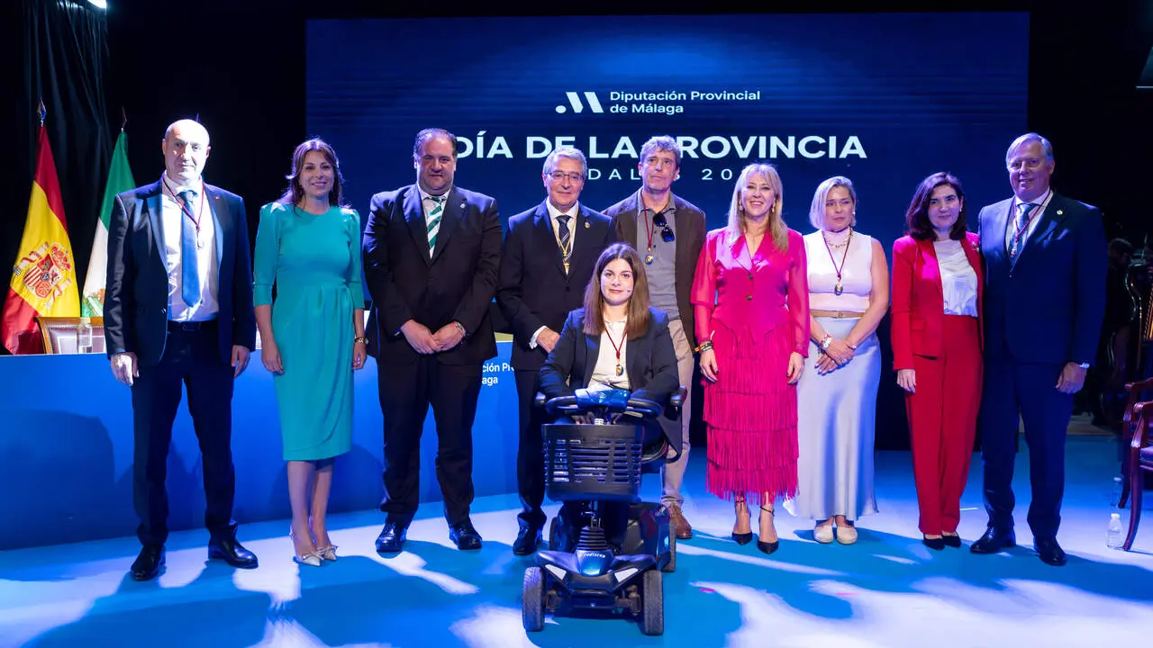 Foto de familia en Ardales./Diputaci&oacute;n.