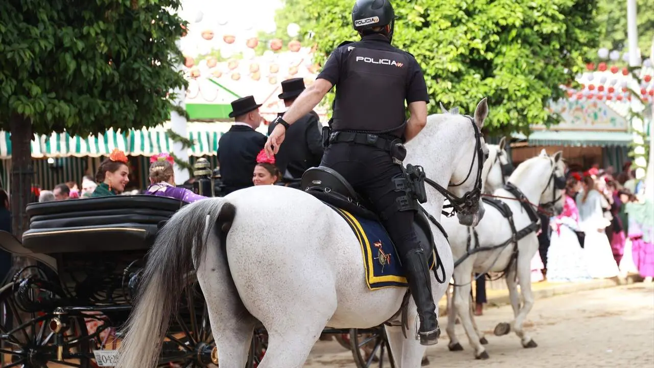 EuropaPress_7458818_policia_nacional_real_feria_primer_dia_oficial_semana_farolillos_21_abril