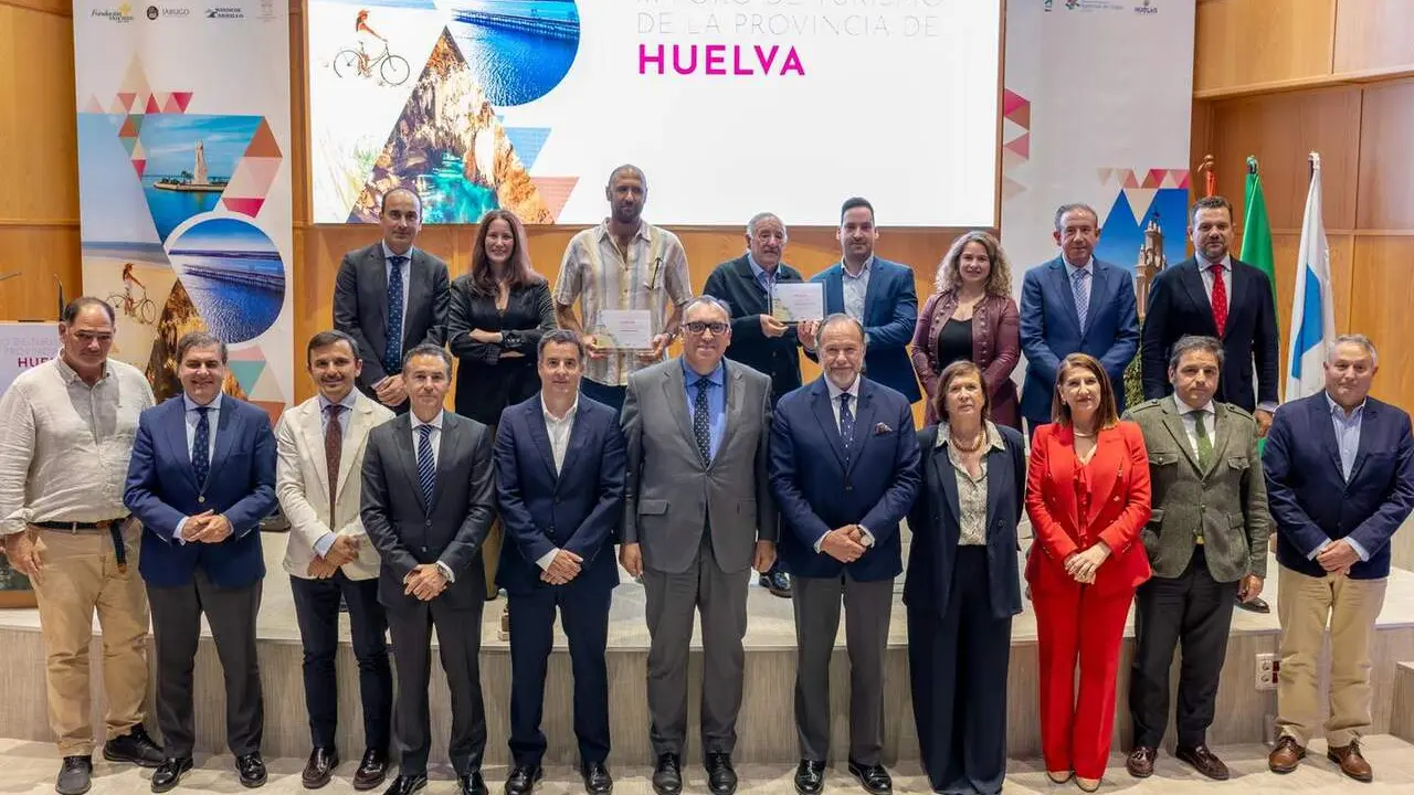 Momento de la entrega del galard&oacute;n en el III Foro de Turismo de Huelva de la FOE. | A.P.U.