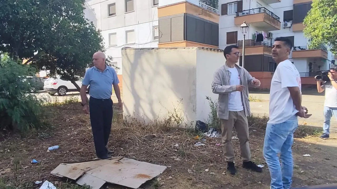 IU junto a los bloques de pisos de El Santiscal./ MAC&Iacute;AS.