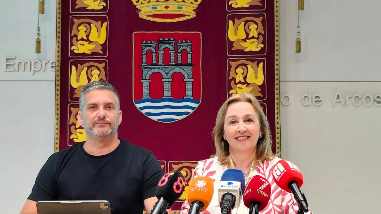 Los delegados de Seguridad y Personal presentan la convocatoria para ampliar la plantilla policial.( MAC&Iacute;AS.