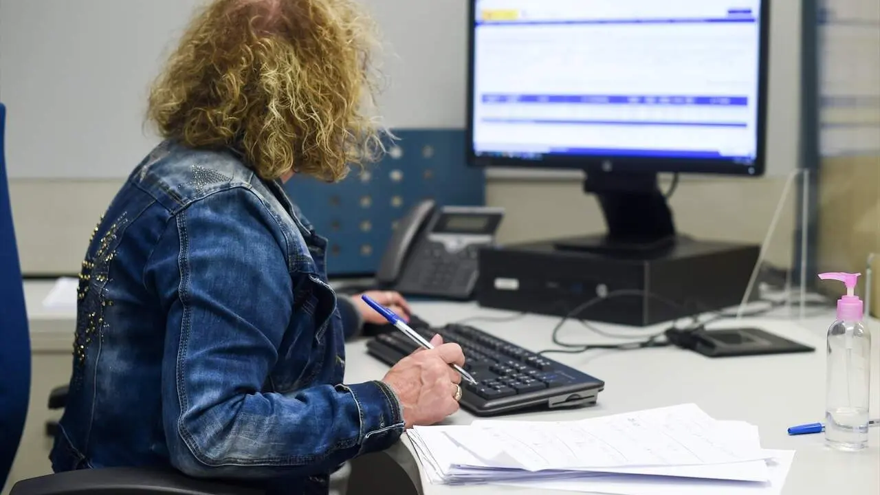 Una empleada p&uacute;blica durante su jornada laboral. | Europa Press.