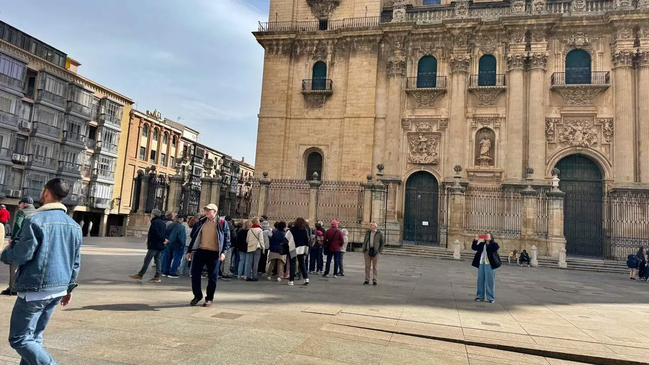 Turistas en la Catedral de Ja&eacute;n. - Foto: Fran Cano