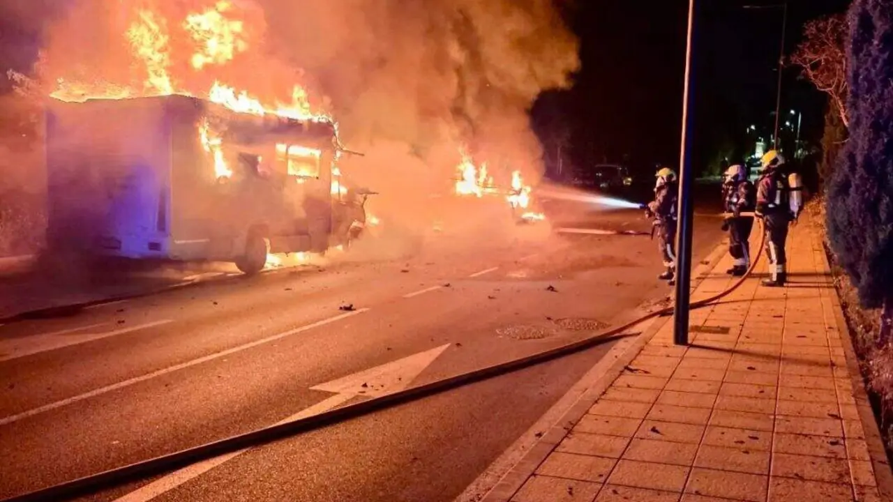 Las llamas devoran las autocaravanas./Diputaci&oacute;n.
