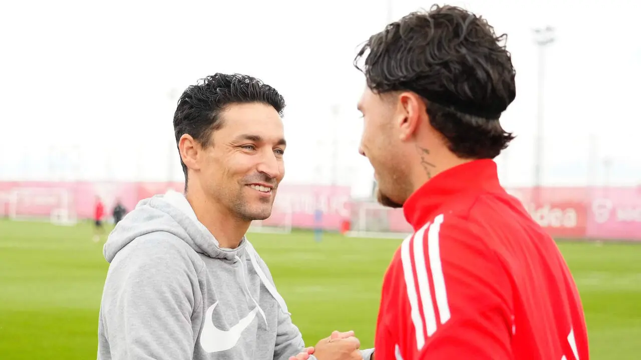 Jes&uacute;s Navas saluda a Carmona en el entrenamiento del Sevilla. | SFC