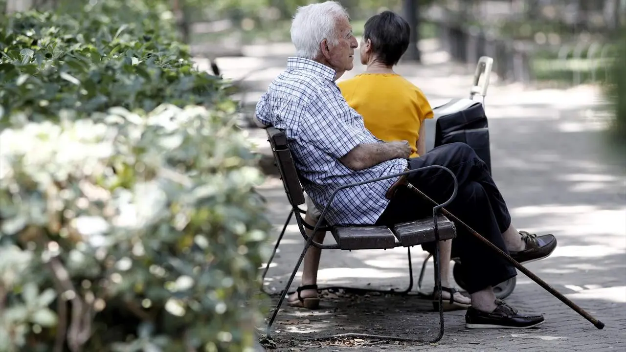 Un pensionista descansa en un banco de un parque de Madrid. | Europa Press.