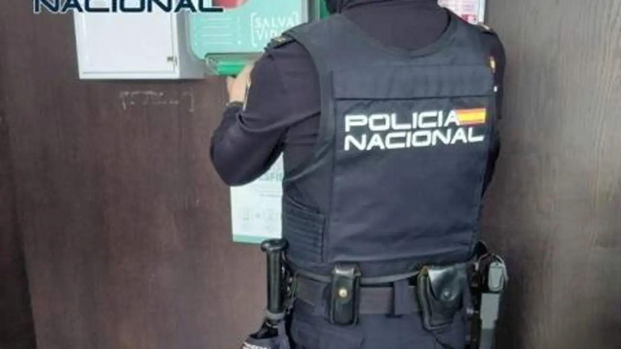 Un agente de la Polic&iacute;a Nacional junto a un desfibrilador. | Europa Press.