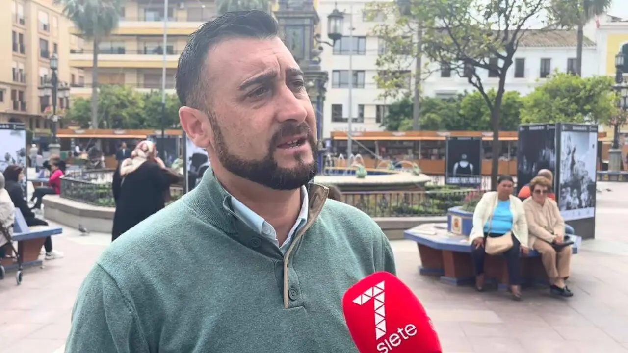 Fran Mesa atiende a 7 TV en plena plaza Alta de Algeciras - J.M.