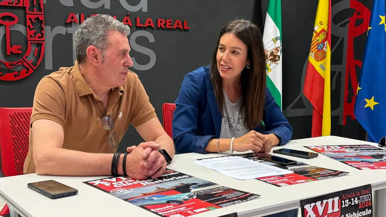 La concejal de Deportes, Bel&eacute;n Ram&iacute;rez, y el presidente del club Cl&aacute;sicos La Mota, Jos&eacute; Vill&eacute;n, durante la presentaci&oacute;n.