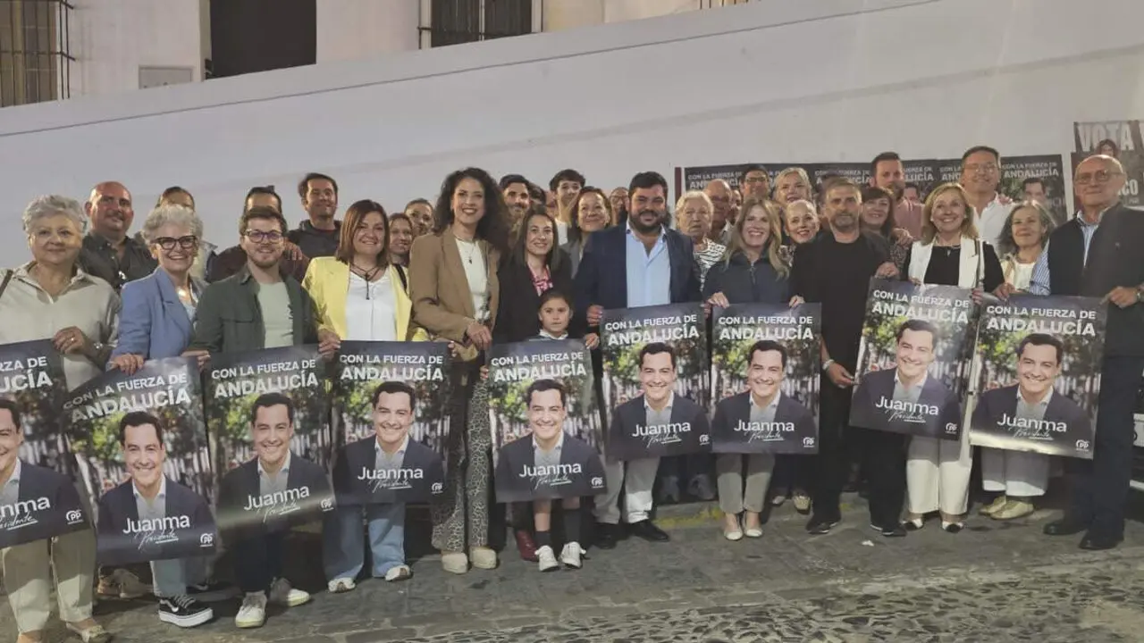 El PP arcense luciendo el cartel del candidato Juanma Moreno.