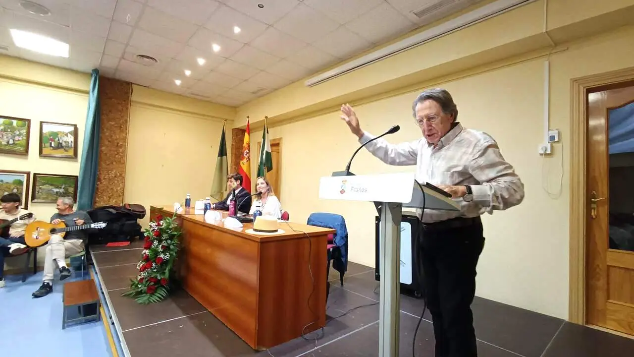 El periodista Ezequiel Mart&iacute;nez, durante el preg&oacute;n.