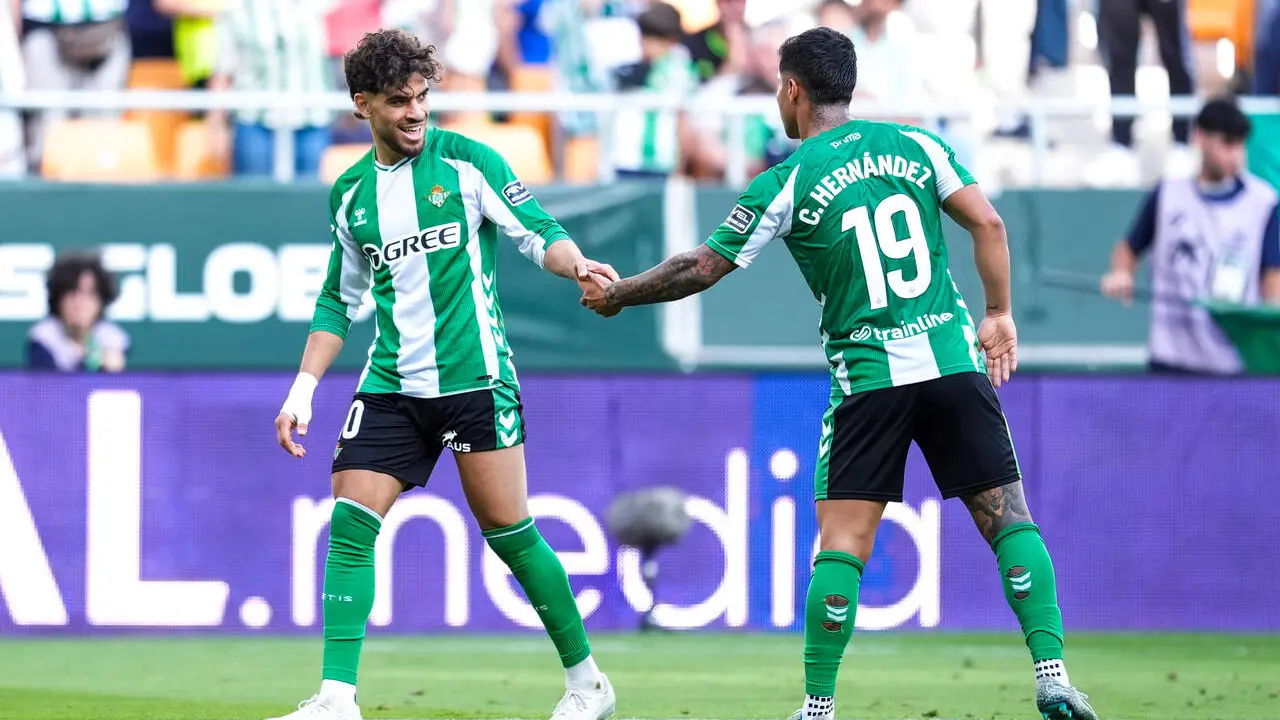 Ez Abde y Cucho Hern&aacute;ndez celebran un gol en el partido disputado entre Real Betis y Real Oviedo. | Corchero/EP