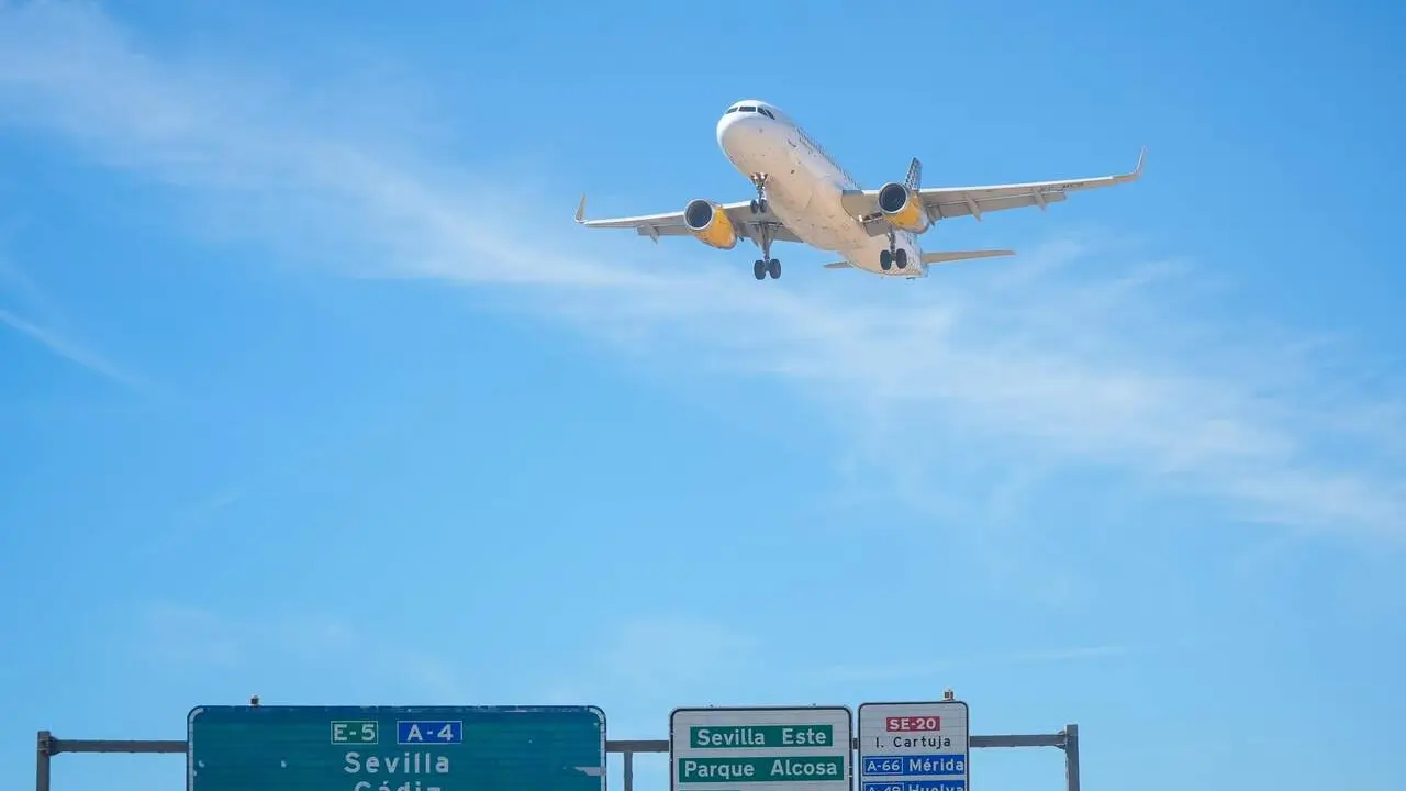Un avi&oacute;n de Vueling se dispone a aterrizar en el aeropuerto de Sevilla.| EUROPA PRESS