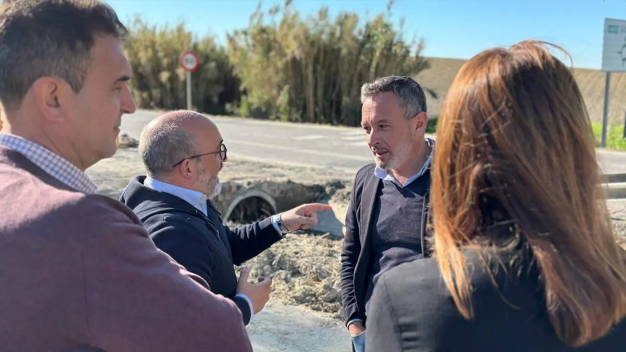 El secretario de Organizaci&oacute;n del PSOE de Sevilla y parlamentario, Rafael Recio, en Salteras (Sevilla) en una atenci&oacute;n a medios |&nbsp;E.P.