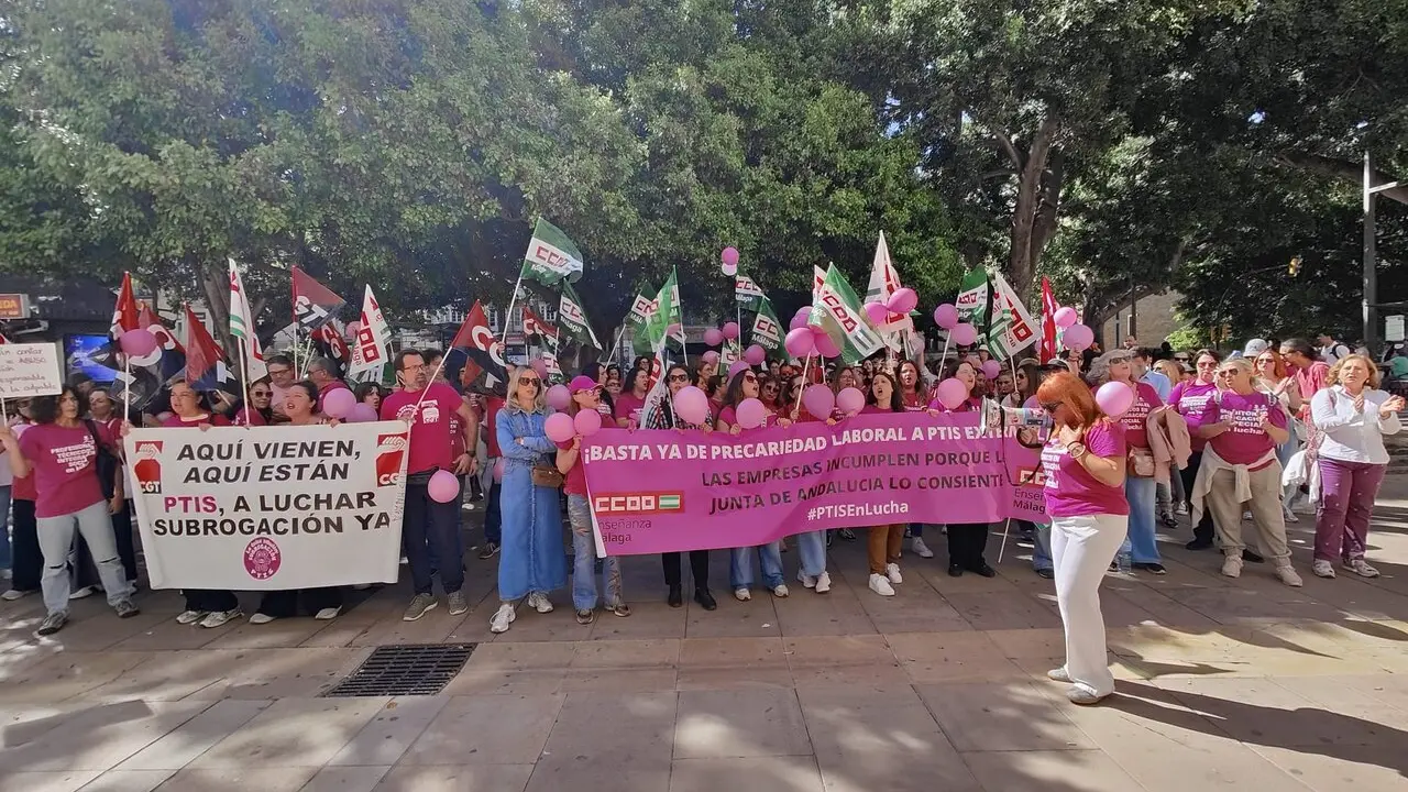Concentraci&oacute;n de las PTIS frente a la Delegaci&oacute;n de la Junta. / ROCA