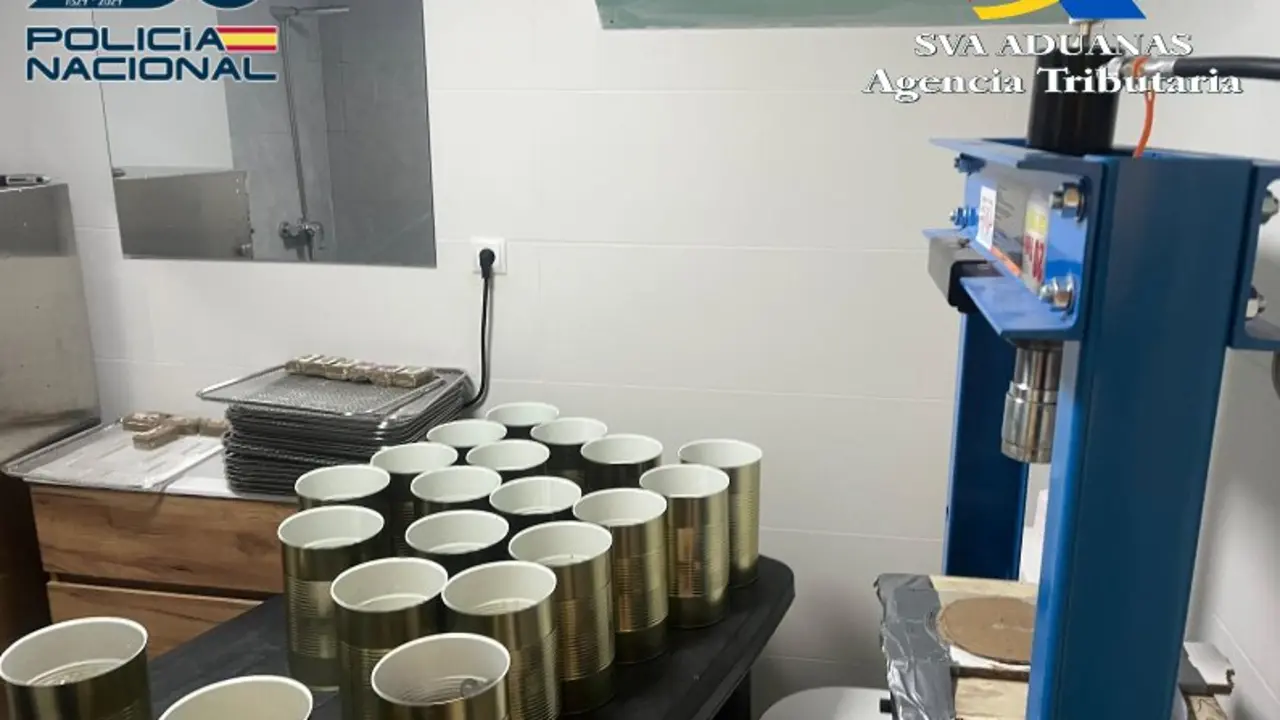 Ocultaban la droga en botes de tomate./CNP.