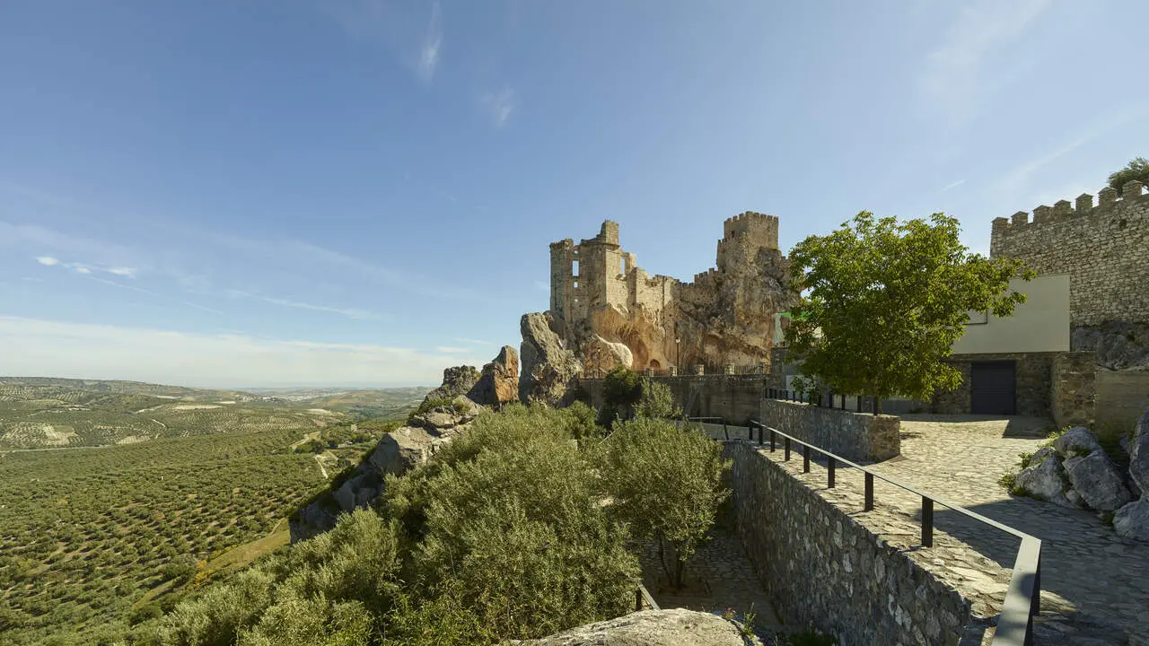 El castillo de Zuheros, rodeado de olivares. | Europa Press.