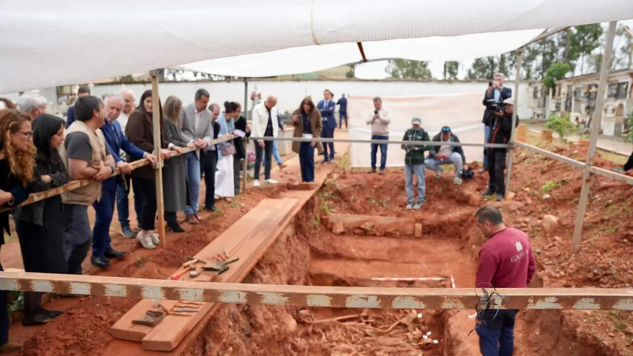El ministro de Pol&iacute;tica Territorial y Memoria Democr&aacute;tica, &Aacute;ngel V&iacute;ctor Torres, observa los trabajos de exhumaci&oacute;n en la fosa com&uacute;n localizada en el cementerio municipal de Santa B&aacute;rbara de Minas de Riotinto. | Eduardo Briones EP.