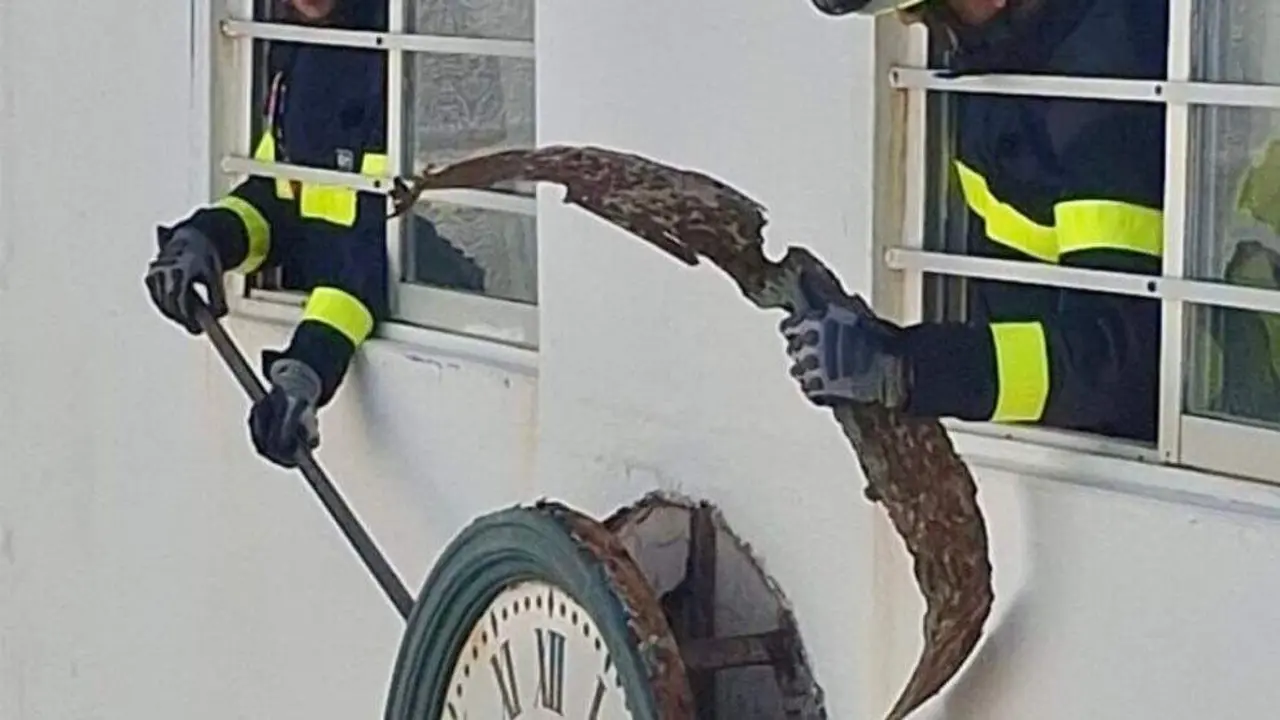 Los bomberos retiran un reloj de un colegio de la capital ante el riesgo de ca&iacute;da. | CBPC.