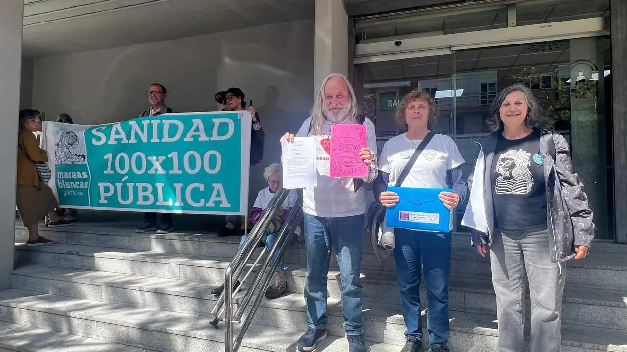 Antonio Vergara muestra el registro tras la presentaci&oacute;n de los escritos dirigidos a la consejera de Salud. / DM