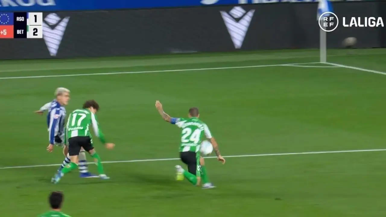 La mano de Ruibal por la que Mu&ntilde;iz Ruiz se&ntilde;al&oacute; penalti ante la Real Sociedad. | RFEF