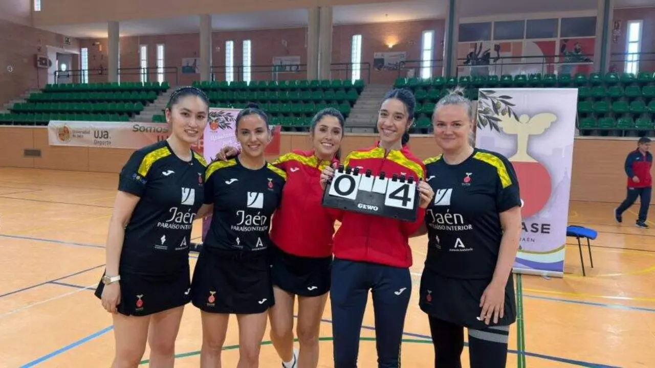 Las jugadoras y t&eacute;cnica del Hujase Ja&eacute;n muestran el resultado conseguido ante el CTT Tramuntana. - Foto: Hujase Ja&eacute;n