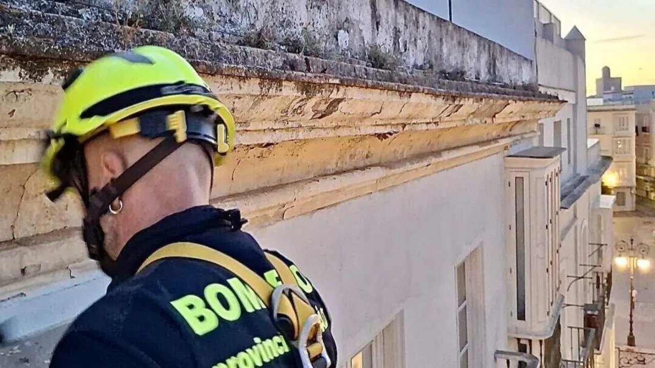 Bomberos trabajan en la cornisa accidentada de la calle Ancha. | CBPC.