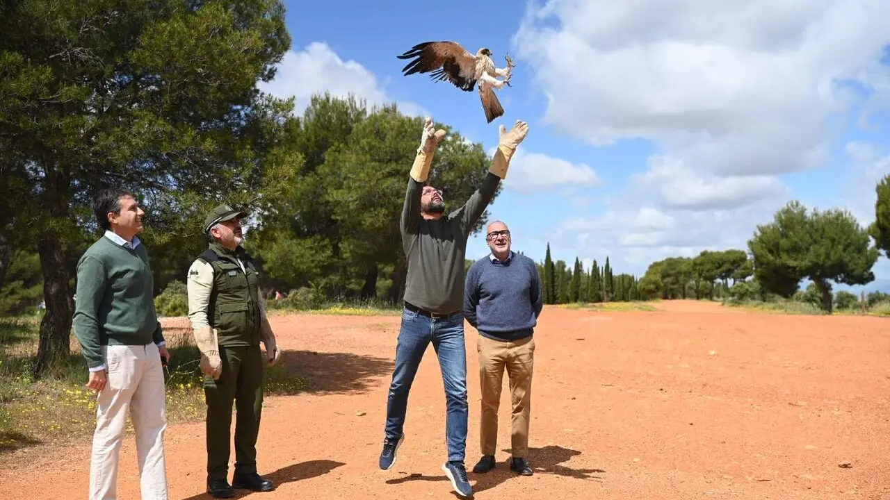 La suelta se ha desarrollado en el Parque Periurbano de la Dehesa del Generalife. | Europa Press.