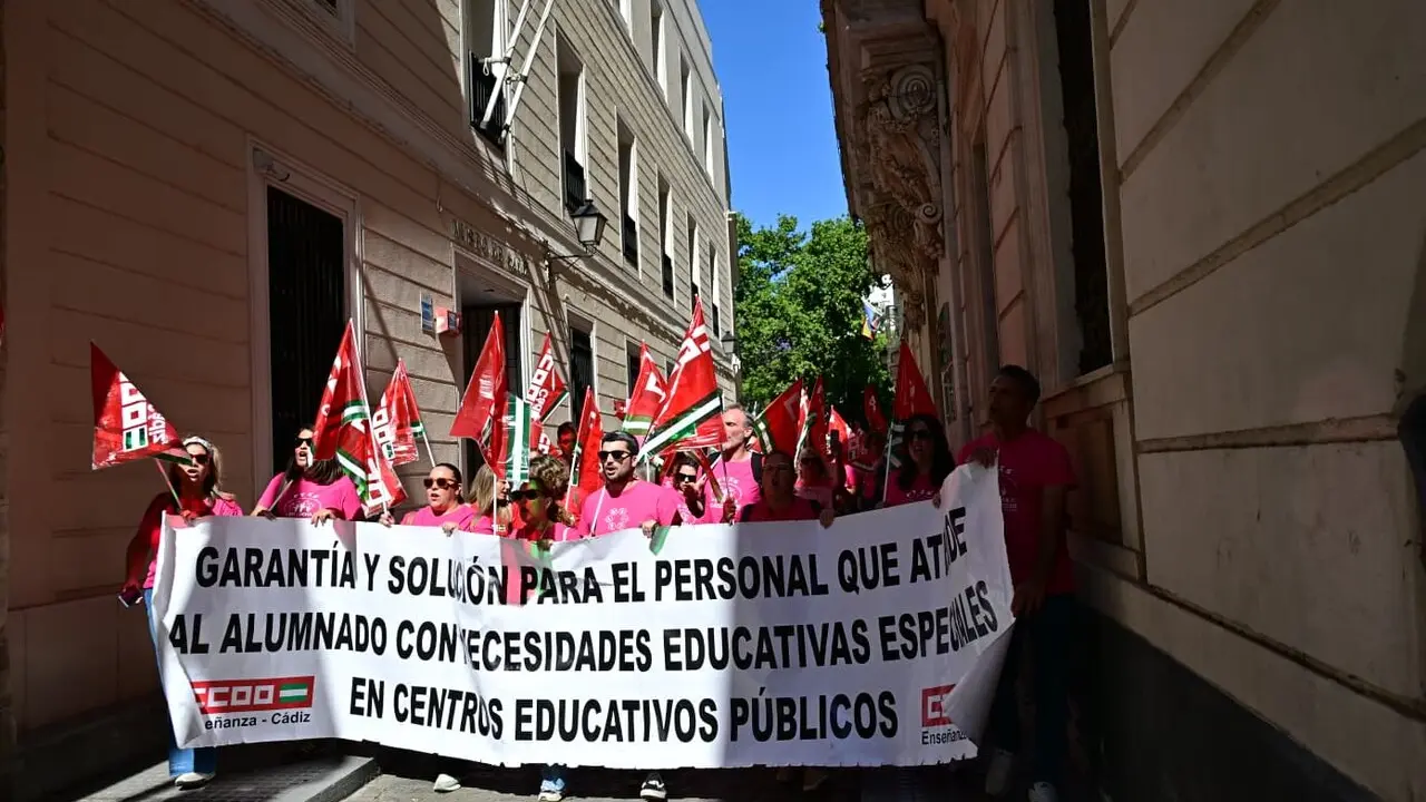La cabecera de la manifestaci&oacute;n, a su llegada a la calle Antonio L&oacute;pez, sede de la delegaci&oacute;n territorial de Desarrollo Educativo. / Eulogio Garc&iacute;a