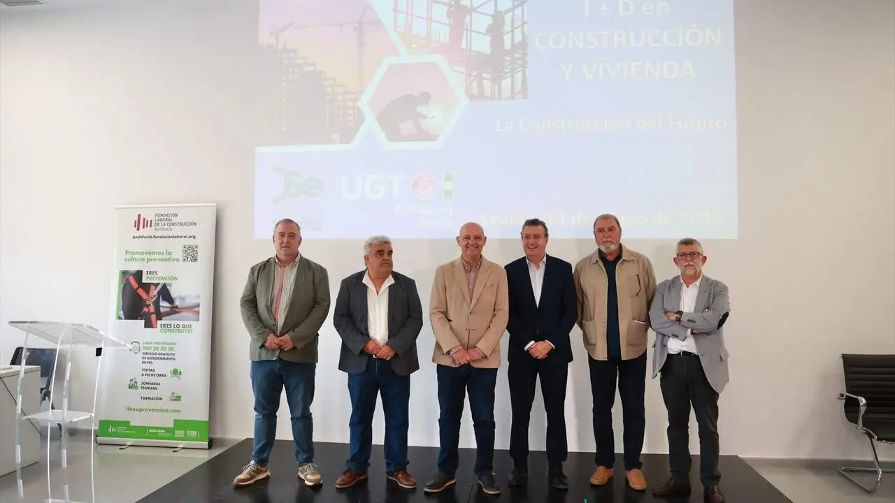 El alcalde de Dos Hermanas y el presidente de la Diputaci&oacute;n, ambos en el centro, en la foto de familia previa al foro sobre vivienda organizado por UGT-FICA |&nbsp;E.P.