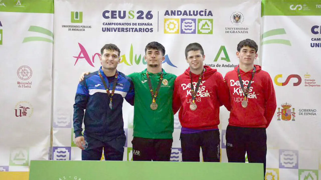 El luchador de la UJA Fernando Rodr&iacute;guez posa en el podio con la medalla de oro. - Foto: UJA