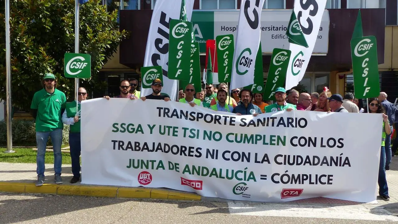 Trabajadores del transporte sanitario en C&oacute;rdoba. | Europa Press.