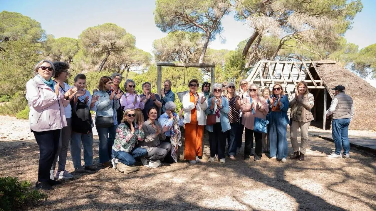 Una jornada de respiro y apoyo en Do&ntilde;ana con mayores de Moguer. | D.P.