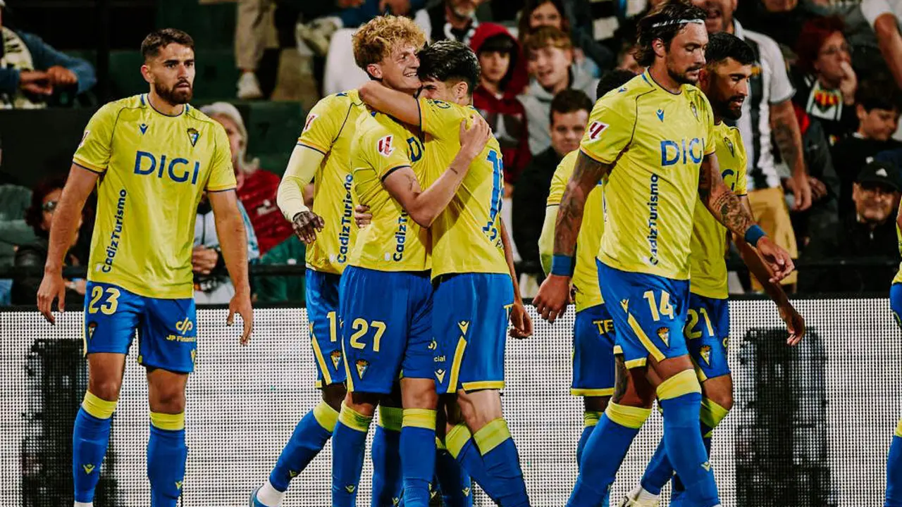 El C&aacute;diz celebra el gol de Pelayo en Castalia. | C&aacute;diz CF.