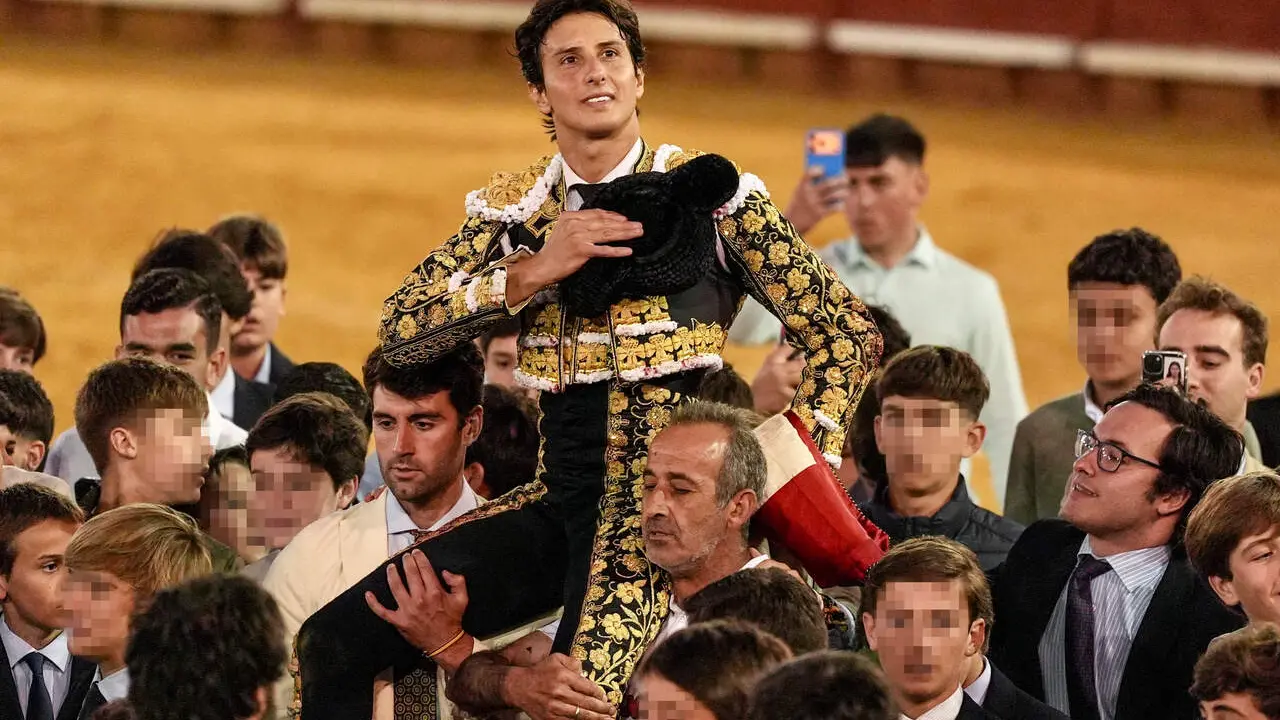Roca Rey, a hombros en la plaza de toros de Jerez. |  Rom&aacute;n Rios. EFE