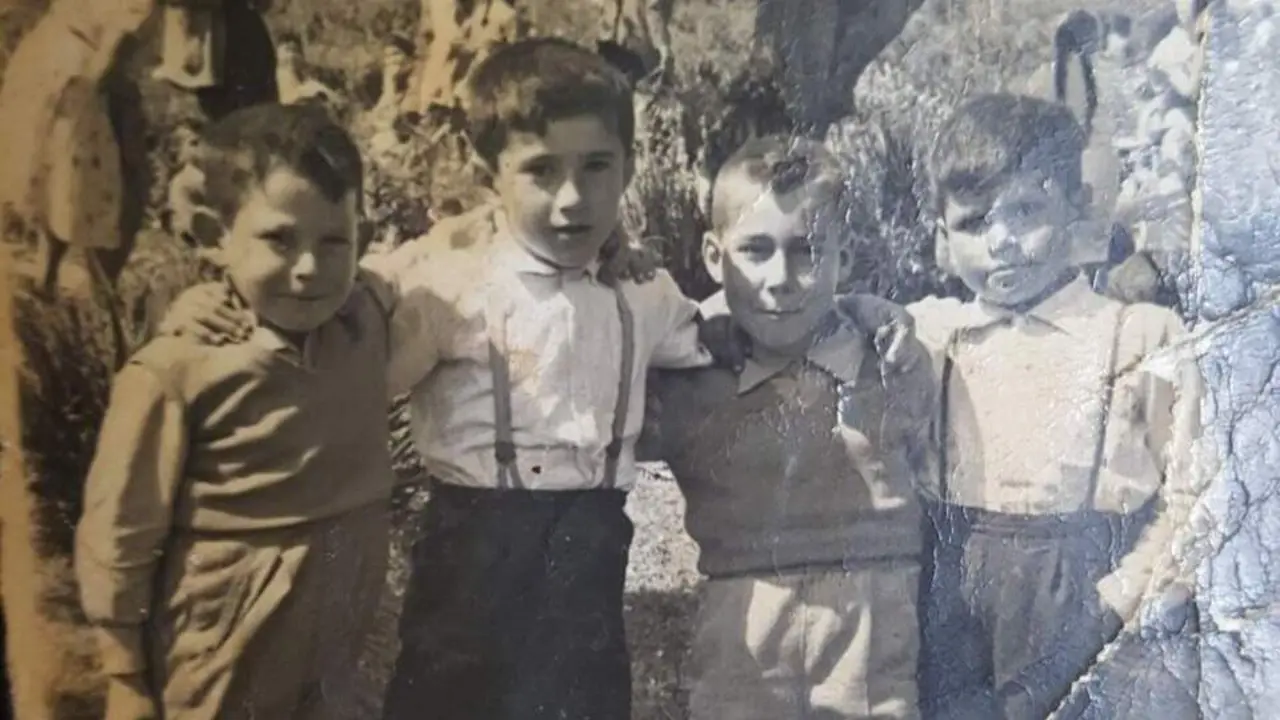 Manuel Dom&iacute;nguez Oliva, Jos&eacute; Varo Tirado, Manuel Varo P&eacute;rez y Diego Varo Varo Barriento. Ni&ntilde;os del Hoyo la Tota .