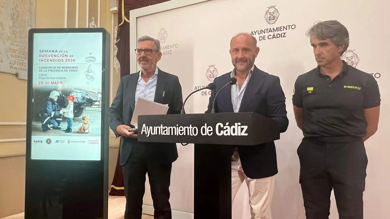 Juancho Ortiz, junto a Juan Ignacio Pav&oacute;n e Ignacio P&eacute;rez, en la presentaci&oacute;n de la Semana de la Prevenci&oacute;n.  / VIVA