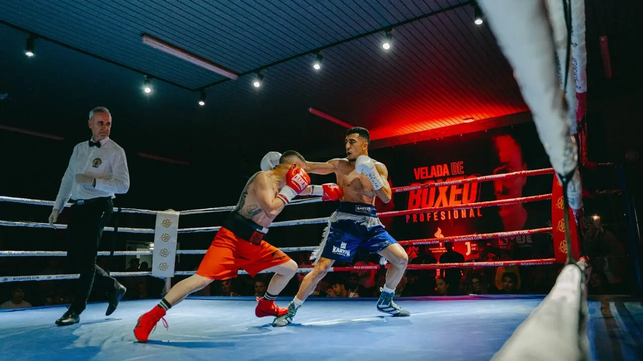 Hicham Karymi conecta un golpe en su combate ante Ionita. - Foto: Sugar Ray