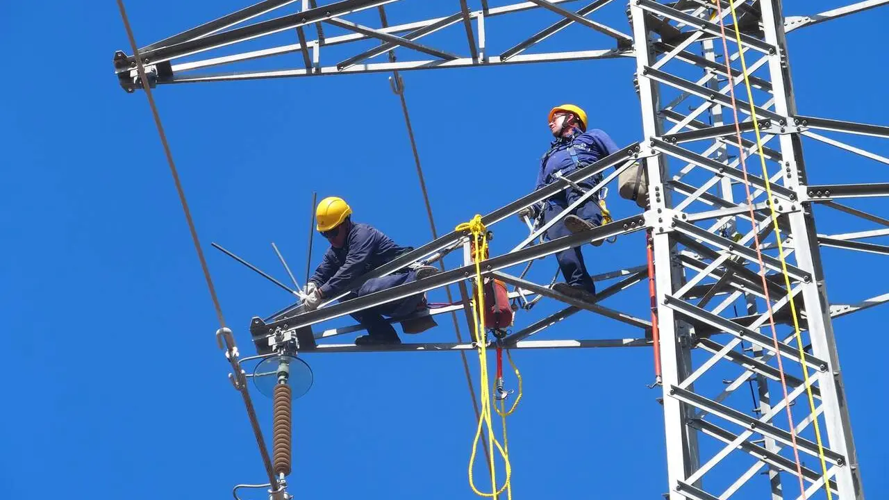 Operarios de Endesa en imagen de archivo./Europa Press.