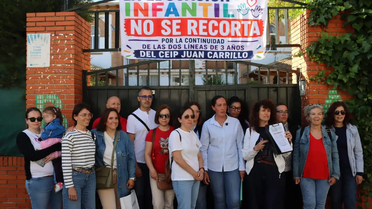 CEIP Juan Carrillo. Recogida firmas l&iacute;nea infantil