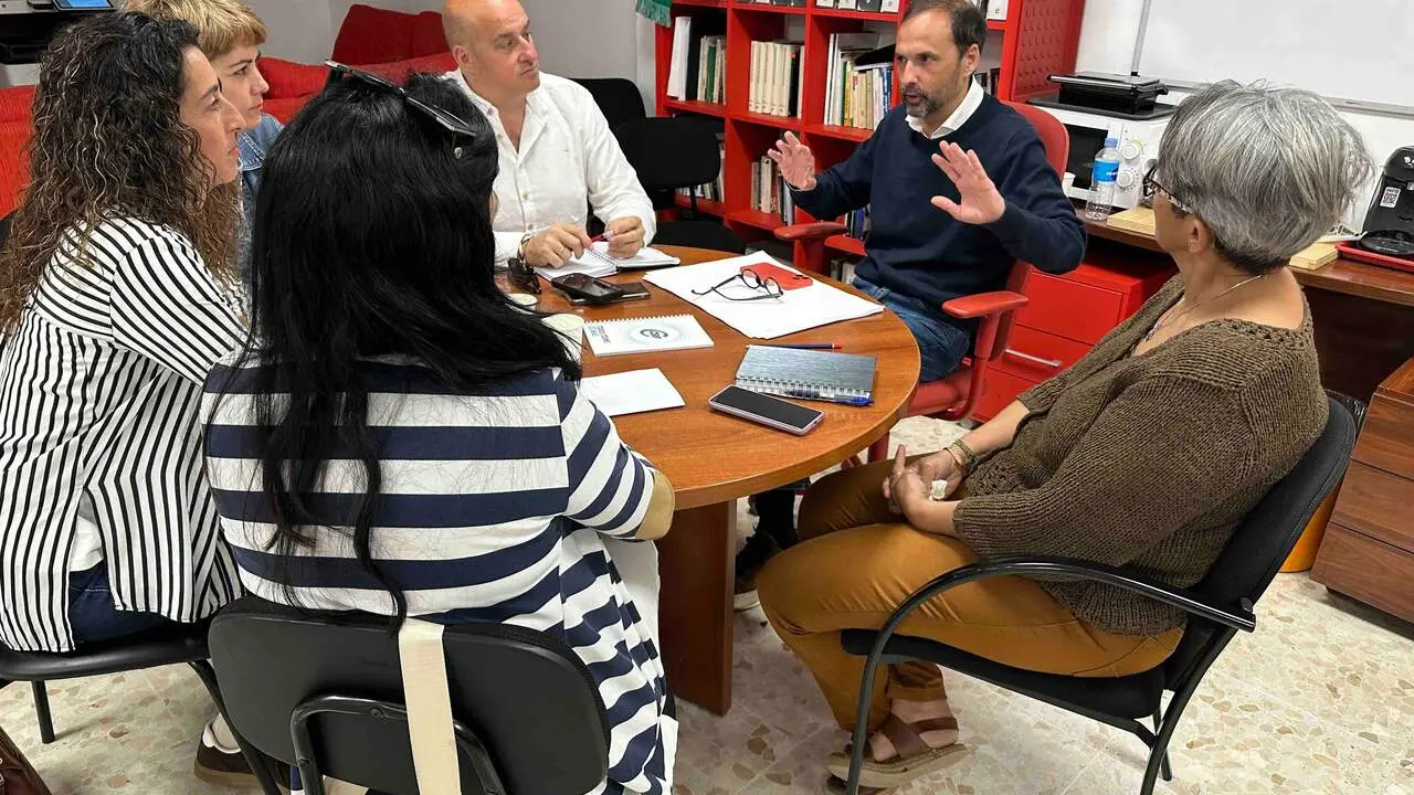 El portavoz del PSOE, reunido con los representantes del CSIF.