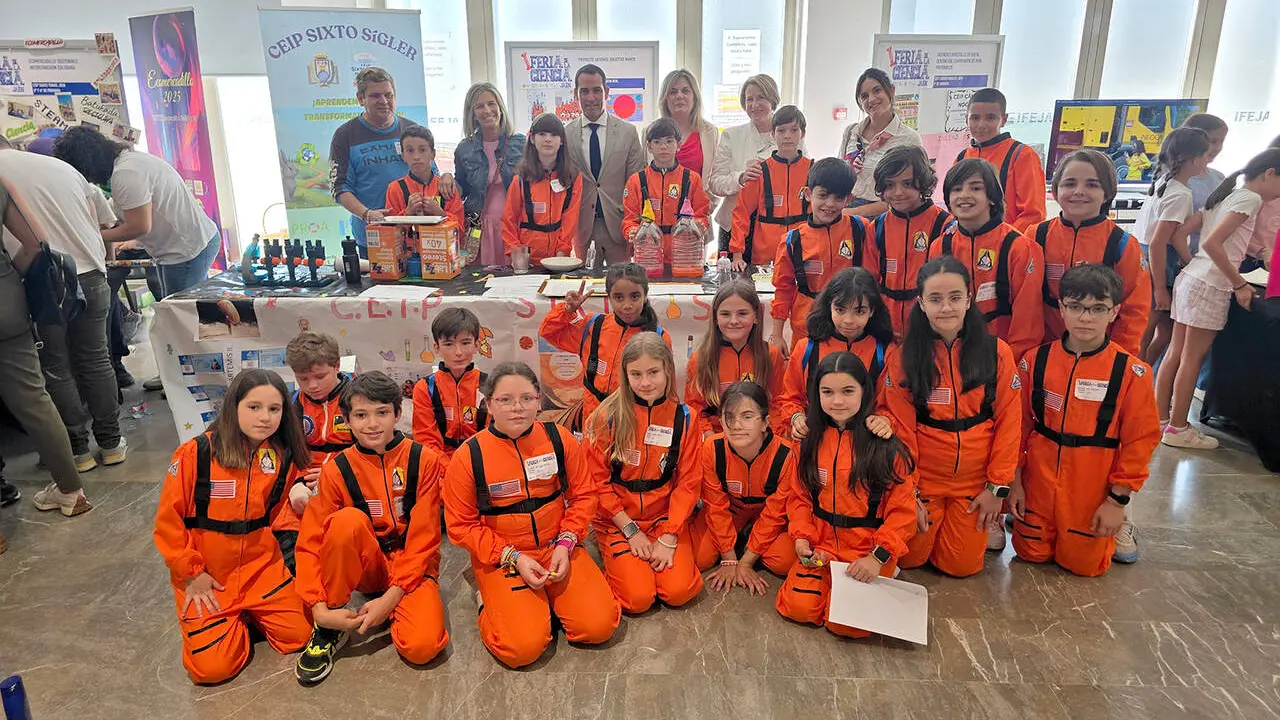 Autoridades y alumnos en la Feria de la Ciencia de Ja&eacute;n. - Foto: UJA.