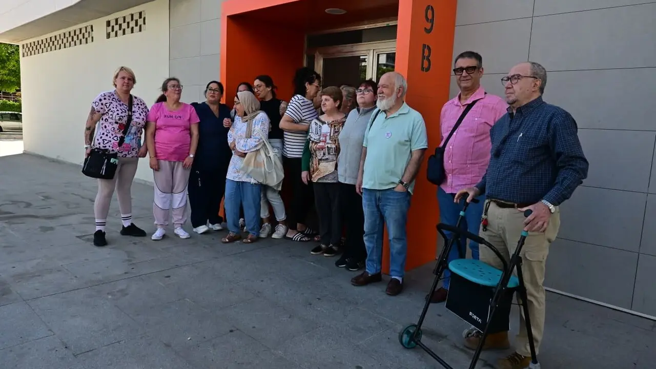 Los vecinos de Matadero, con Rafael Lara y Luis Garc&iacute;a, de APDH-A. Eulogio Garc&iacute;a