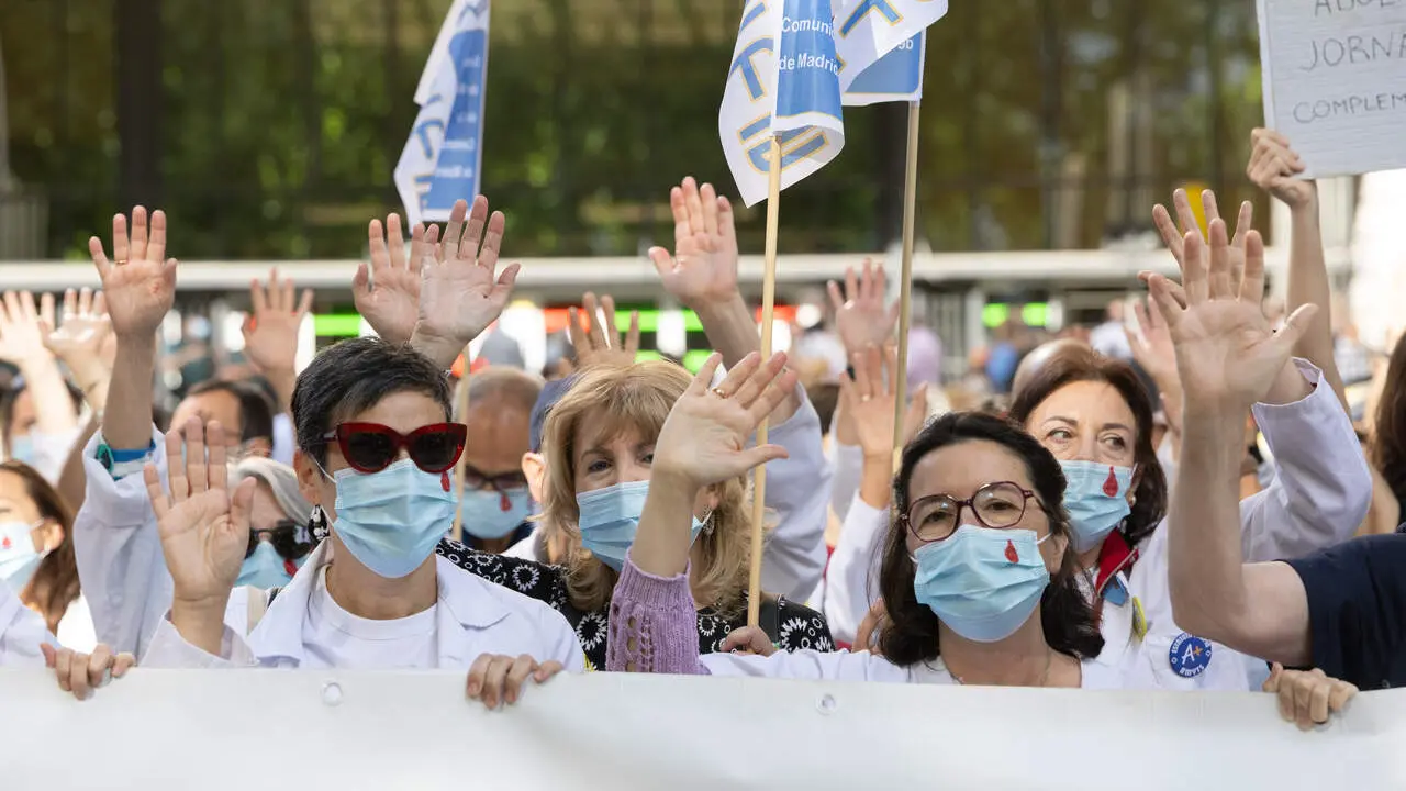 Concentraci&oacute;n ante el Ministerio de Sanidad. | Europa Press.