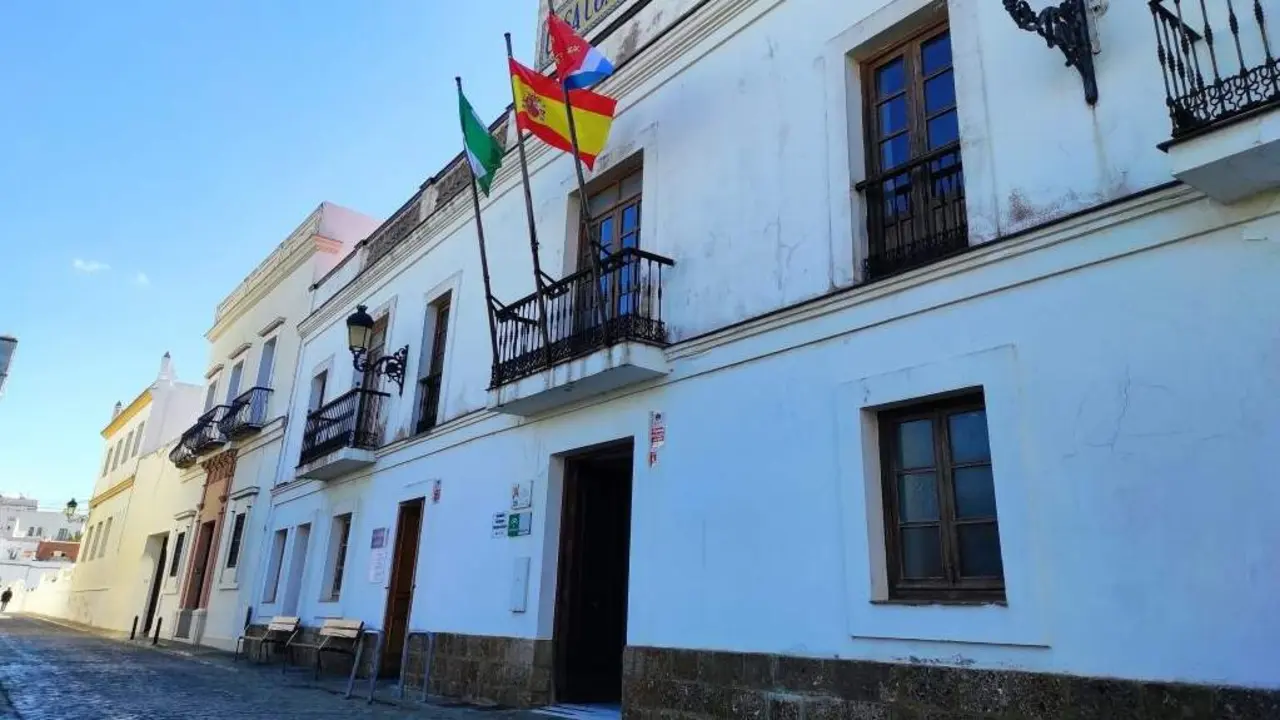 Fachada del Ayuntamiento de Tarifa, donde se han producido momentos de mucha tensi&oacute;n - A.I.