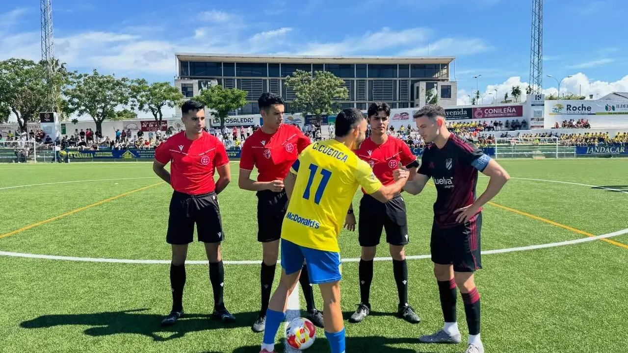 Capitanes junto al tr&iacute;o arbitral en el partido que enfrent&oacute; a los de Jesule frente al Atl&eacute;tico Onubense.