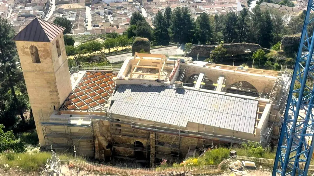 Obras de rehabilitaci&oacute;n en la iglesia de Santo Domingo de Silos.